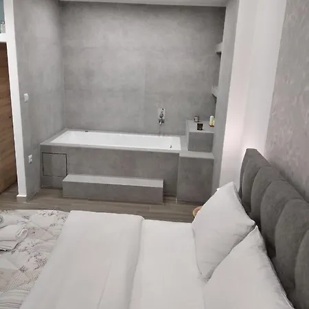 Navarino Jacuzzi Studio Apartment Thessaloniki