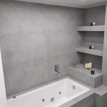 Navarino Jacuzzi Studio Apartment Thessaloniki